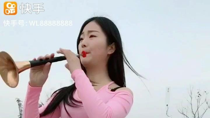 一位超火的唢呐美女,现场吹奏经典曲目,旋律悠扬,超好听